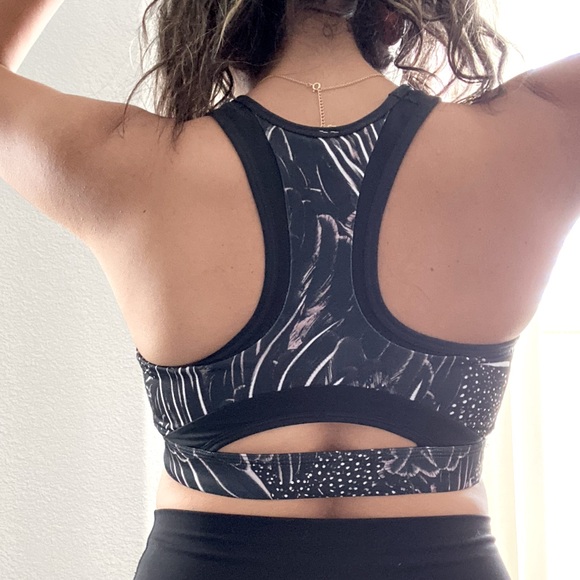 Nike High Neck Sports Bra Medium - Picture 2 of 3